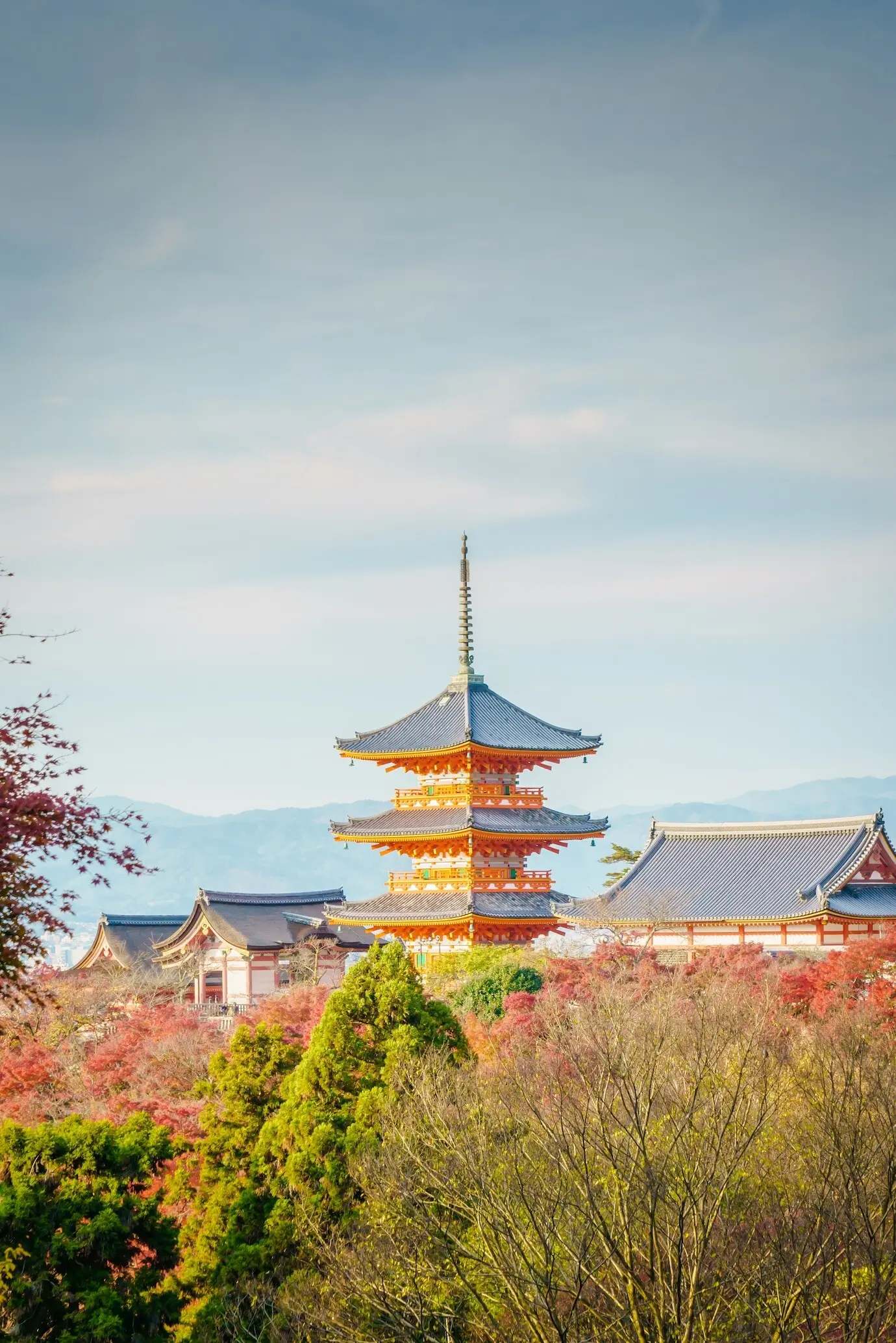 Schöne Architektur im Kiyomizu-dera-Tempel in Kyoto, Japan