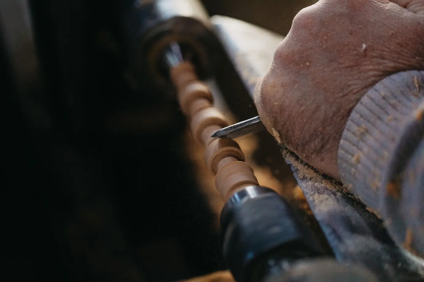 Meister, der im Atelier Schachfiguren herstellt.