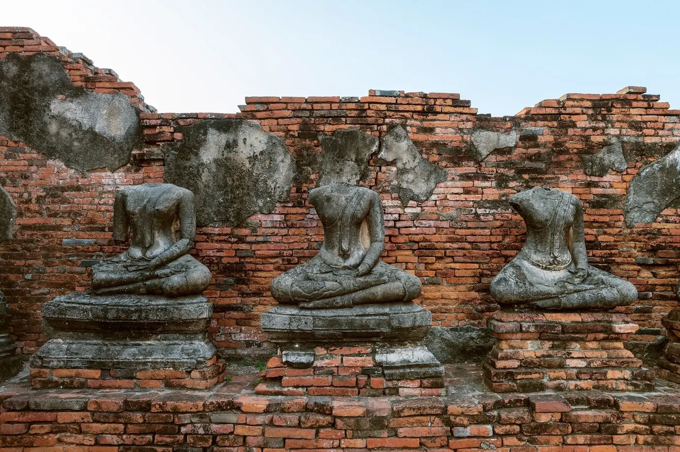 Buddha-Statue im Historischen Park Ayutthaya, am buddhistischen Tempel Wat Chaiwatthanaram in Thailand.